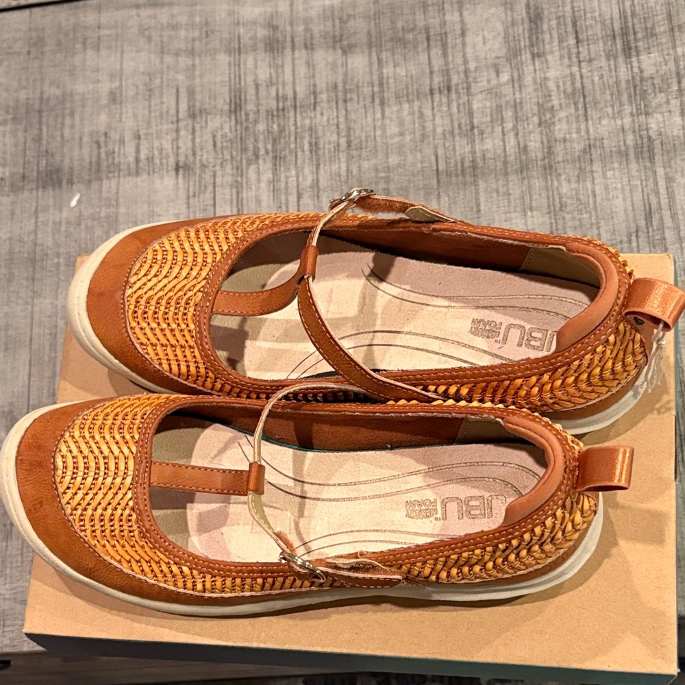 JBU summer sandals in size 9 1/2 M.